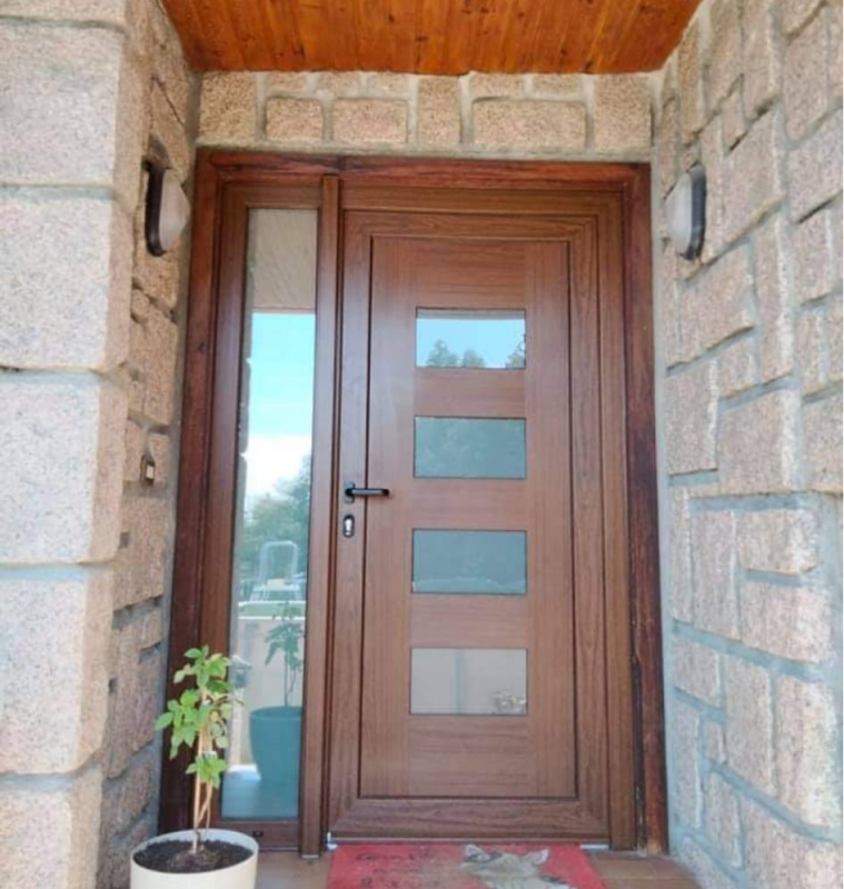 Puerta exterior en chalet